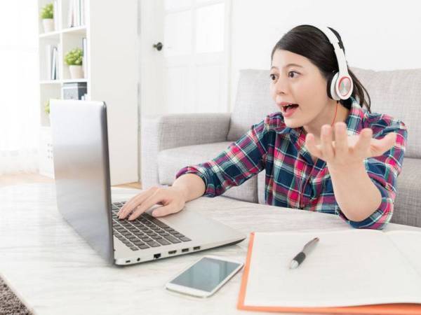 Susulan penularan pandemik Covid-19, guru di negara ini mula menambah baik kemahiran digital mereka demi menyampaikan ilmu kepada pelajar. Gambar hiasan