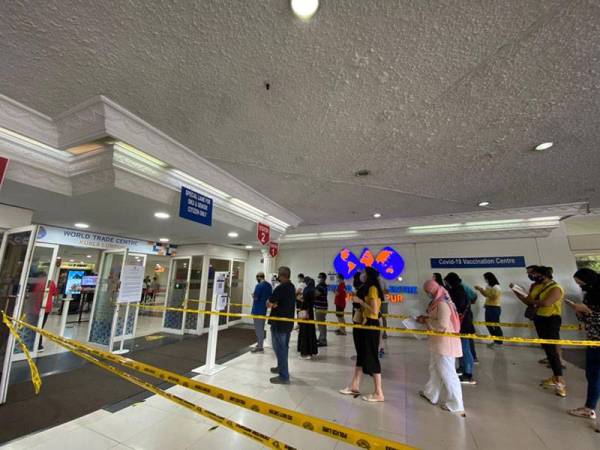 Laluan masuk bagi setiap stesen diasingkan membuatkan keadaan lebih lancar