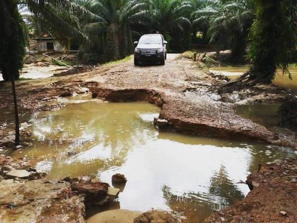 Laluan ladang kelapa sawit menuju SK Peta yang dinaiki air akibat hujan.