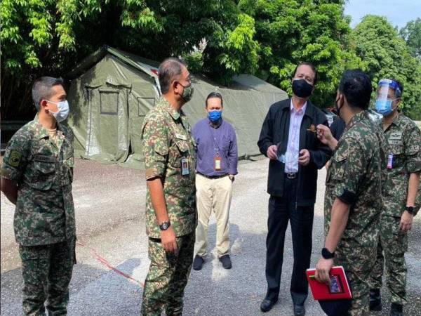 Dr Noor Hisham (dua dari kanan) ketika mengadakan perbincangan ketika mengadakan lawatan rasmi ke Hospital Angkatan Tentera Tuanku Mizan.