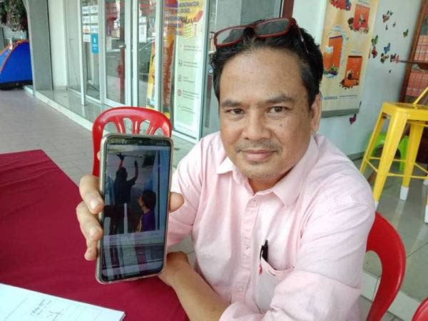 Khairul menunjukkan antara kerja-kerja pendawaian yang dilakukan.