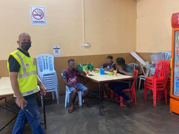 Antara pelanggan yang dikompaun kerana makan di dalam kedai.