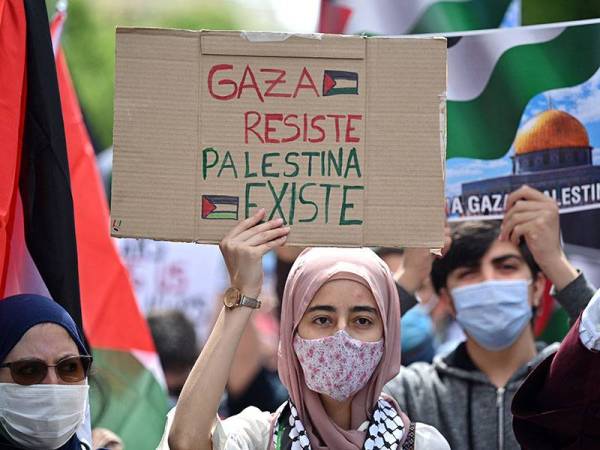 SEPANYOL
Seorang wanita di Madrid memegang plakad tertera 'Gaza menentang, Palestin wujud' ketika demonstrasi untuk memperingati ulang tahun ke-73 Hari Nakba (Hari Malapetaka) yang menyaksikan pengusiran ratusan ribu penduduk Palestin ketika penubuhan negara haram Israel.