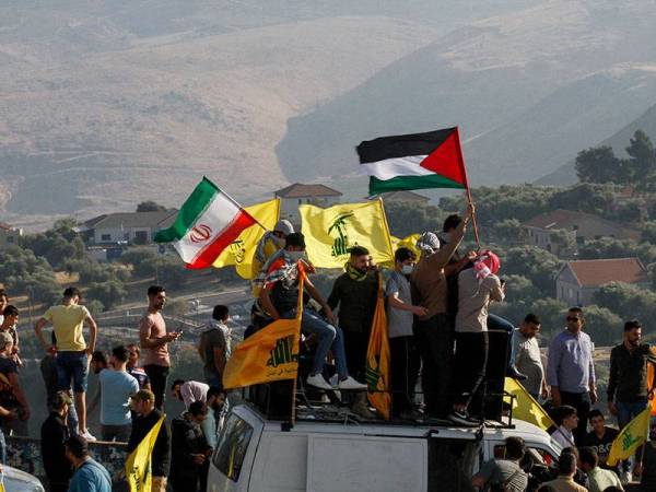 LUBNAN
Penyokong gerakan Hizbullah mengibarkan bendera Palestin ketika menyertai protes anti-Israel di kawasan selatan Khiam yang bersempadan bandar Metula di Tel Aviv.