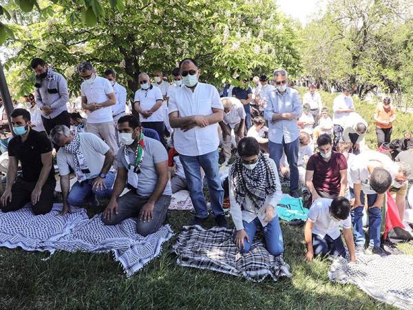 TURKI
Sekumpulan penunjuk perasaan yang mengadakan protes di hadapan Kedutaan Israel di Ankara menunaikan solat jenazah ghaib untuk mangsa korban kekejaman rejim Zionis di Genting Gaza.