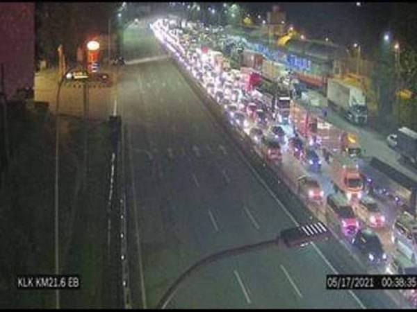 Gambar tular memaparkan kesesakan di Tol Gombak pada Ahad.