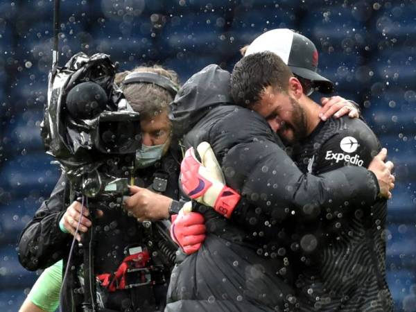 Klopp memeluk Alisson selepas penjaga golnya itu menjaringkan gol kemenangan buat Liverpool.