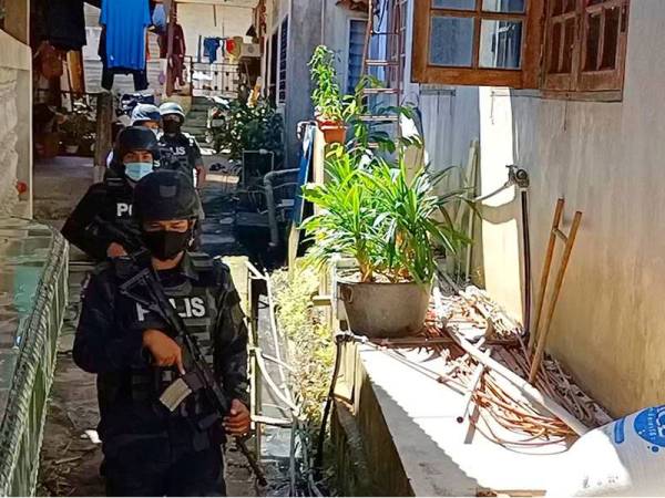 Anggota PGA melakukan pemantaun di laluan tikus.