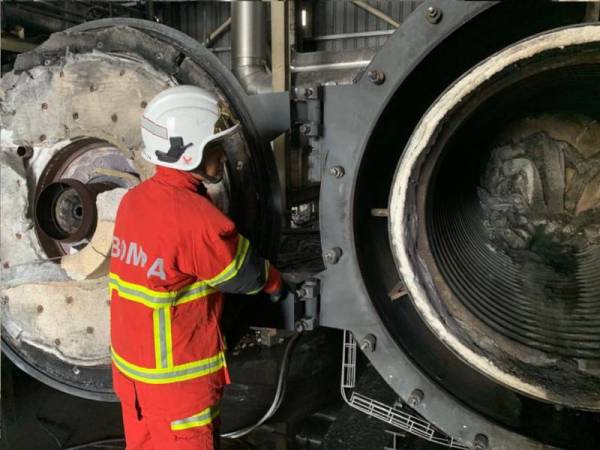 Anggota bomba melakukan pemantauan di kawasan kejadian bagi memastikan api padam sepenuhnya.