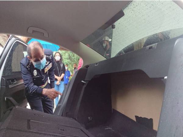 Abdul Majid menunjukkan kereta mewah terbabit yang diubah suai di but belakang dan sistem audio untuk menyembunyikan dadah.