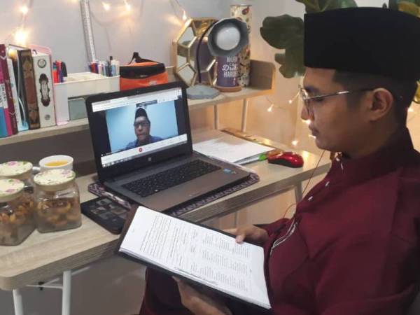 Mohamad Shamir tekun mengikuti sesi PdPR yang bermula jam 10.30 pagi di rumahnya di Taman Mawar, Alor Setar pada Isnin.