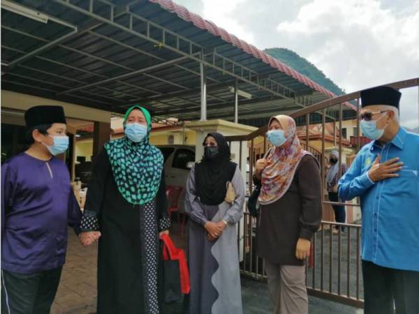 Wan Norashikin (dua dari kiri) bersama anak bongsunya ketika ditemui di kediamannya di Sunway City Ipoh, Tambun, Ipoh pada Isnin.