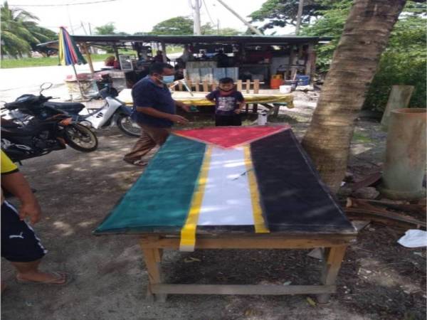 Penduduk Kampung Tersusun Alor Bakong mengambil inisiatif sendiri menyiapkan bendera Palestin sebelum digantung di kawasan kampung berkenaan.