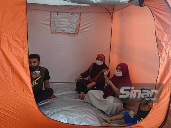 Keluarga Hazman ditempatkan di PPS SMK Tun Mutahir, Melaka pada Isnin.