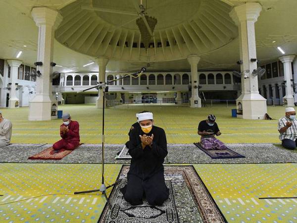 Imam Masjid Al-Muktafi Billah Shah, Ahmad Idham Roshid membacakan doa selepas mengimamkan solat sunat hajat khusus untuk mendoakan keselamatan dan kesejahteraan rakyat Palestin ekoran ketegangan di antara negara itu dan Israel ketika tinjauan di Kampung Ladang Tok Pelam malam ini.