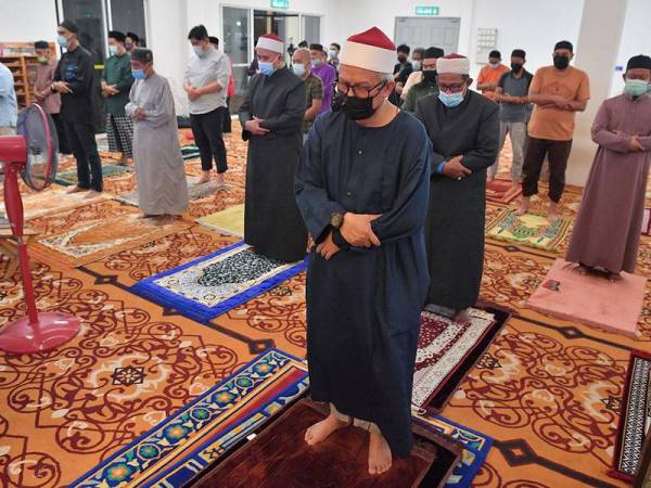 Menteri di Jabatan Perdana Menteri Senator Datuk Dr Zulkifli Mohamad Al-Bakri mengimamkan solat hajat untuk kesejahteraan Palestin di Masjid Ibnu Khaldoon, Sungai Besi malam ini.