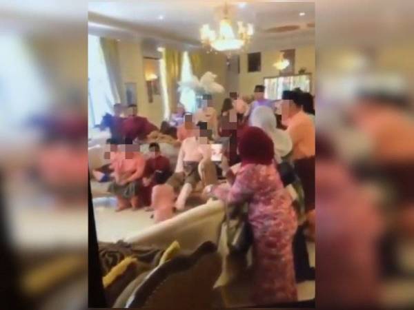 Polis menjalankan siasatan berhubung sambutan hari raya Aidilfitri yang diadakan secara beramai-ramai di sebuah rumah di Telok Gong, Pelabuhan Klang di sini baru-baru ini.