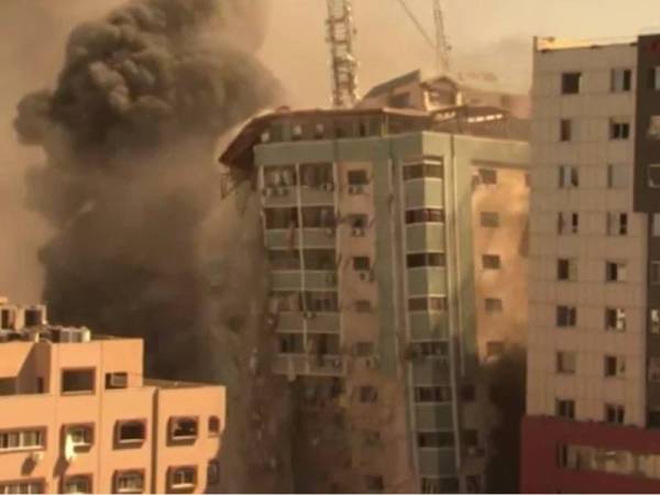 Sebuah bangunan yang menempatkan pelbagai media antarabangsa, termasuk The Associated Press, runtuh akibat serangan udara Israel di Kota Gaza, pada Sabtu. - Foto AP 