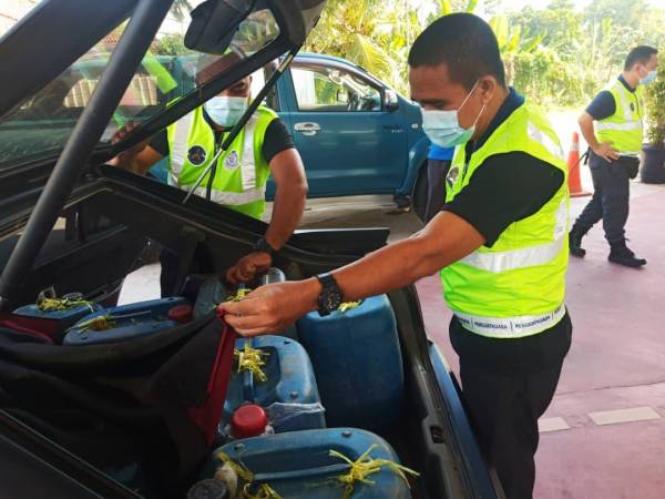 But belakang kereta juga dipenuhi dengan tong minyak