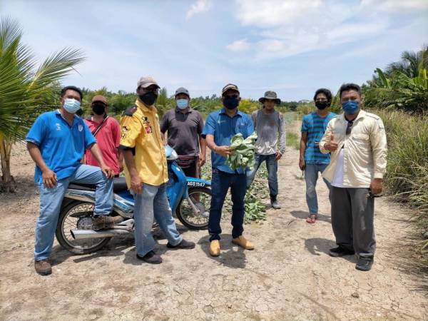 Osman (tiga dari kiri) bersama Pengerusi Eksekutif IGROW, Nordin Abdul Malek (tengah) melihat produk usahawan tani di Bagan Datuk.