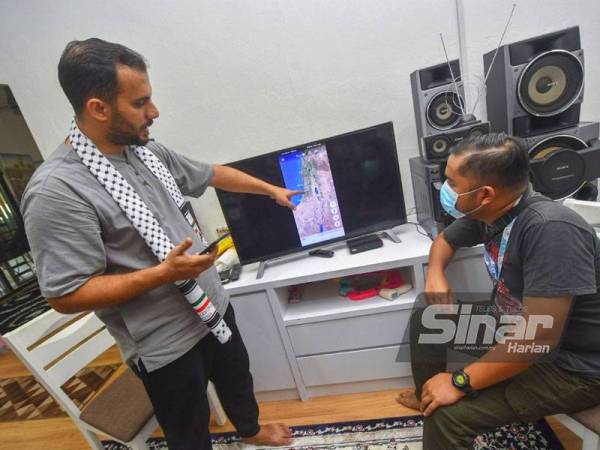 Abdallah berkongsi situasi terkini Gaza kepada salah seorang wartawan, Yatimin Abdullah semasa ditemui di rumahnya di Kampung Pantai Cahaya Bulan, Kota Bharu.