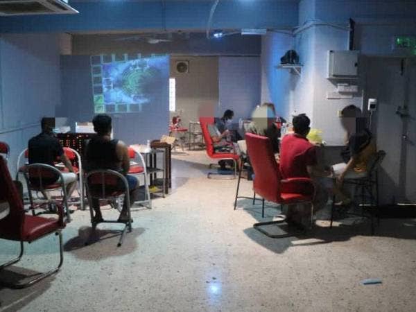 Polis menyerbu sebuah premis perjudian di Jalan Brunei 3, Off Jalan Pudu, Kuala Lumpur pada Isnin.