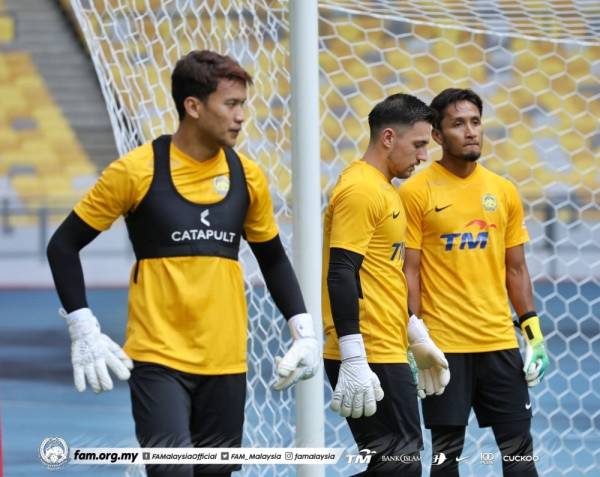 Somerville (tengah) bersama Farizal (kanan) dan Khairulazhan menjalani latihan di Stadium Nasional, Bukit Jalil pada Ahad.