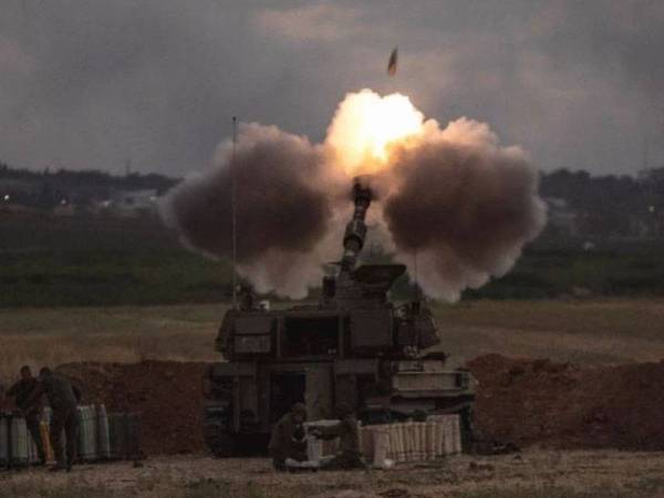 Sebuah unit artileri Israel melepaskan tembakan ke arah Gaza ketika serangan ke atas Palestin memasuki minggu kedua. - AP