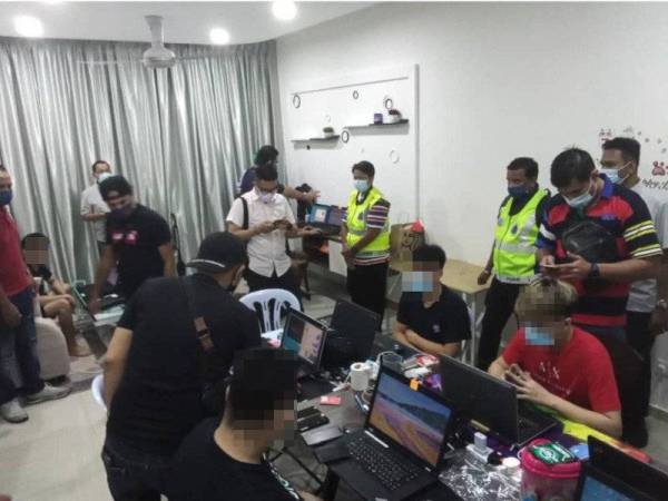 Polis menggempur sebuah unit kondominium di Desa Petaling, Kuala Lumpur pada Selasa yang dijadikan sebagai pusat panggilan perjudian online.