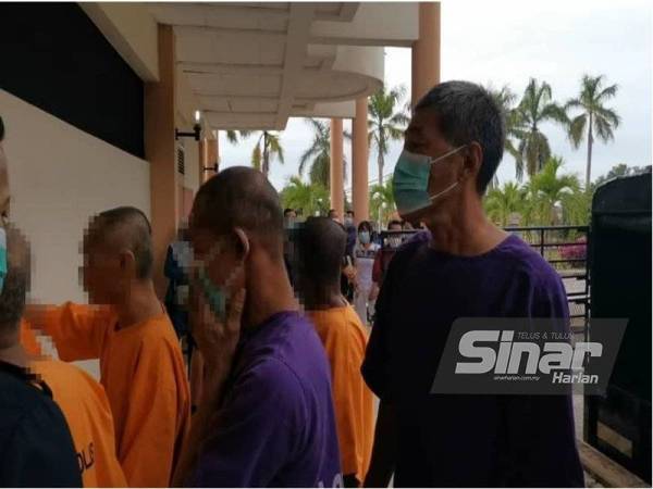 Sen Sing (kanan) didakwa mencederakan anggota Rela dihadapkan ke Mahkamah Majistret Seri Manjung.