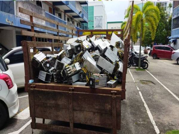 Lori yang membawa muatan mesin Bitcoin yang cuba dilarikan tujuh suspek dirampas bagi membantu siasatan.