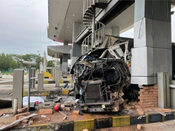 Sebuah treler hilang kawalan hingga merempuh Plaza Tol Ayer Hitam, di Sepang dalam kejadian pada Rabu.