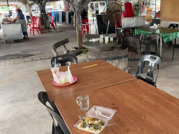 Pelanggan tidak sempat membungkus semula nasi yang dimakan akibat takut dikenakan tindakan.