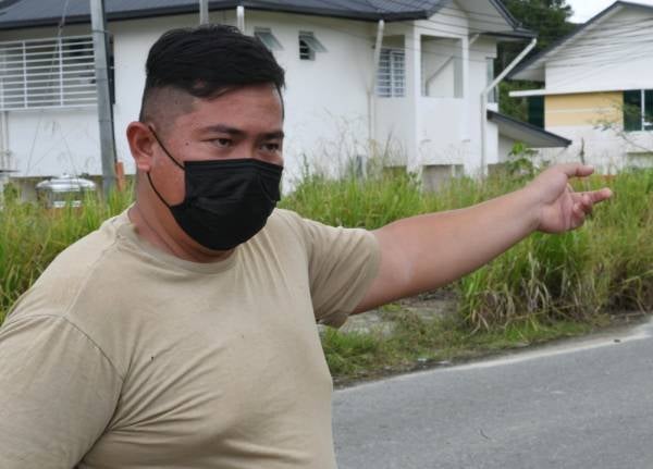 Penduduk Mohd Hairol Jais, 33, tidak menyangka belakang kawasan perumahan Taman Sri Arjuna menjadi tempat persembunyian pengganas yang dikehendaki. - Bernama