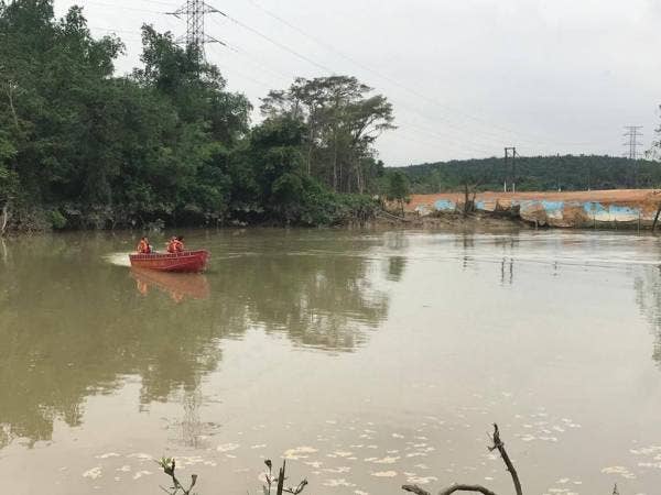 Pasukan penyelamat melakukan pencarian di air. -Foto: Ihsan bomba