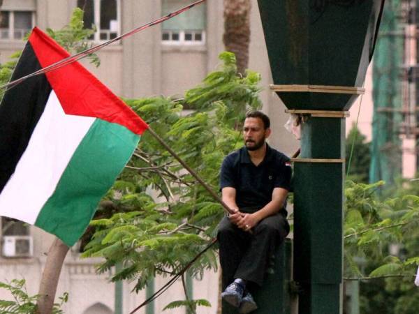 Omar Morsi dilihat kali terakhir mengibarkan bendera Palestin di Dataran Tahrir. - Agensi