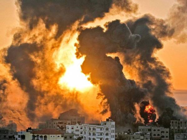 Kepulan asap menjulang tinggi selepas Tentera Udara Israel melancarkan serangan bom di Genting Gaza baru-baru ini. - Foto AFP