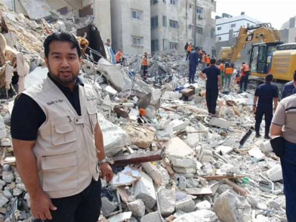 Muhammad Nadir ketika turut menyertai operasi menyelamat mangsa di Jalan Al Wihdad di Gaza. Bagaimana 33 orang maut akibat terkena bedilan roket dan dihempap bangunan runtuh.