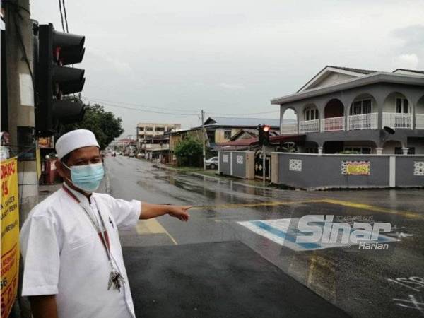 Azizan menunjukkan contengan bendera Israel di atas jalan Selayang Baru berhampiran Surau Hidayatul Mustaqim.