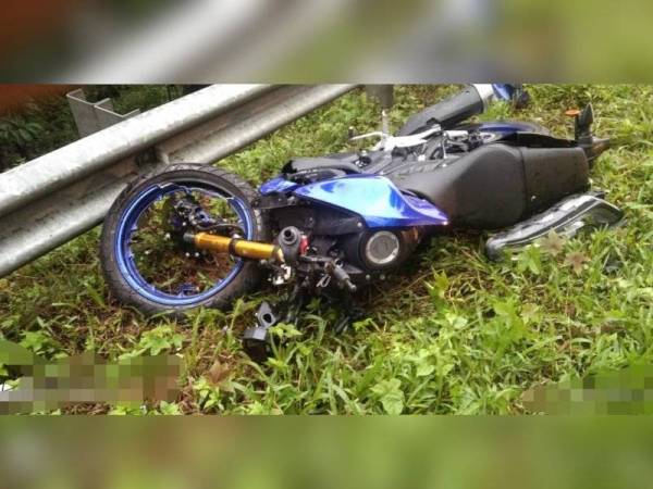 Keadaan motosikal mangsa selepas terlibat kemalangan. - Foto ihsan bomba