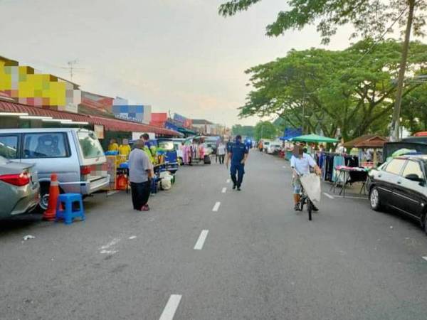 Peniaga di pasar pagi di kawasan Bandar Selesa Jaya, Skudai diarahkan tutup khemah kerana tidak mendapat kebenaran untuk berniaga. - Foto ihsan polis