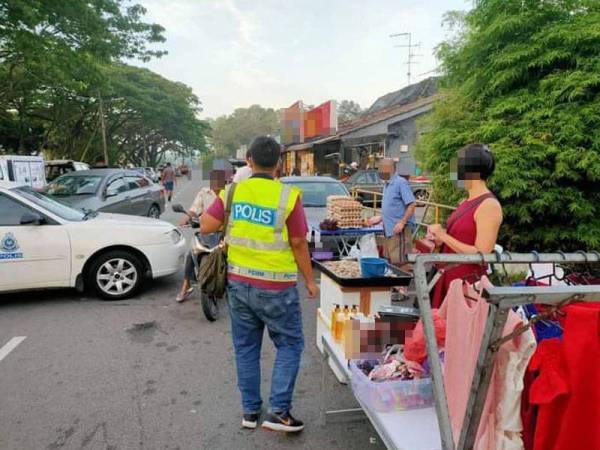 Pihak berkuasa membuat pemantauan di pasar pagi di kawasan Bandar Selesa Jaya, Skudai. - Foto ihsan polis