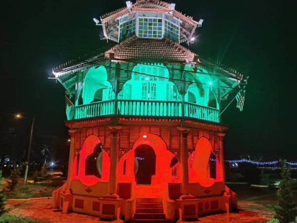 Pemandangan indah Bangunan Pavillion di Kuala Kangsar pada waktu malam yang dilimpahan lampu merah hijau sebagai tanda solidariti kepada Palestin.