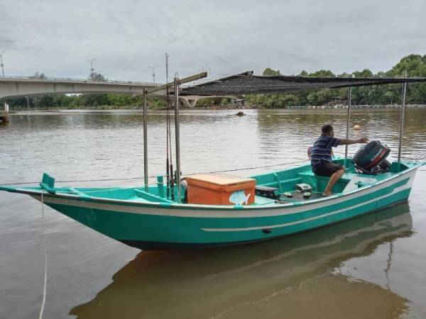 Bot dibawa Wan Mohd Sufian yang ditemui nelayan tempatan di kedudukan 10.1 batu nautika dari muara Kuala Terengganu pada Khamis.