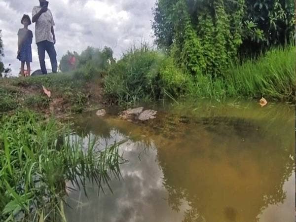 Tangkap layar video dimuat naik Anuar Ngah di laman Facebooknya memaparkan kelibat Mamat yang muncul dari dalam air di kawasan lombong tinggal. - Foto Ihsan pembaca