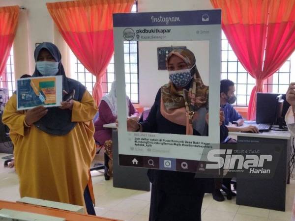 Orang ramai mendaftar bagi Program Imunisasi Covid-19 Kebangsaan di PKD Bukit Kapar, Klang pada Khamis.