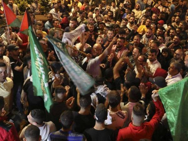 Rakyat Palestin berkumpul di jalan-jalan di Gaza dan Tebing Barat sejak jam 2 pagi untuk meraikan kemenangan selepas mereka bermandikan darah dan peluru berpandu rejim zionis. - Foto AFP
