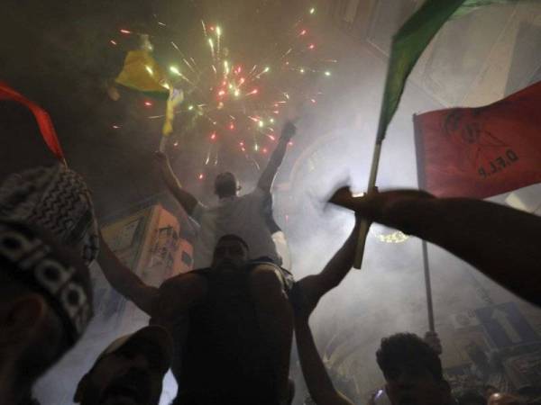 Percikan bunga api meraikan kemenangan di bumi Palestin. - Foto AFP