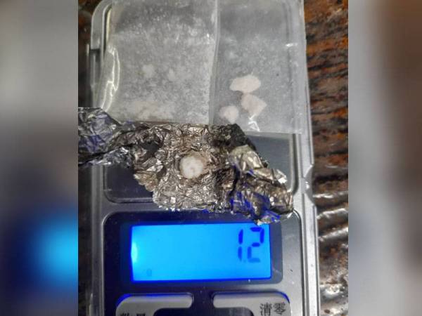 Antara dadah yang ditemui pada suspek dalam satu operasi di Taman Yayasan 3, Segamat malam Khamis. (Foto: Ihsan Polis)