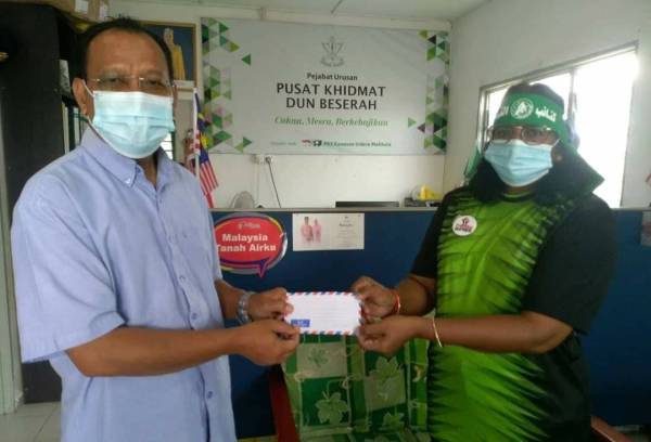 Kalavathi mewakili Persatuan India.Prihatin Pahang menyerahkan sumbangan untuk rakyat Palestin kepada Andansura di Pusat Khidmat Dun Beserah, di sini pada Khamis.